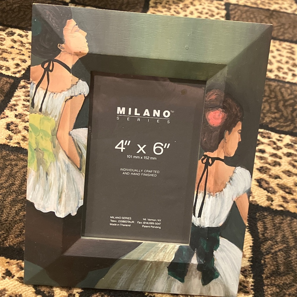 Beautiful artistic 4 x 6 picture frame.